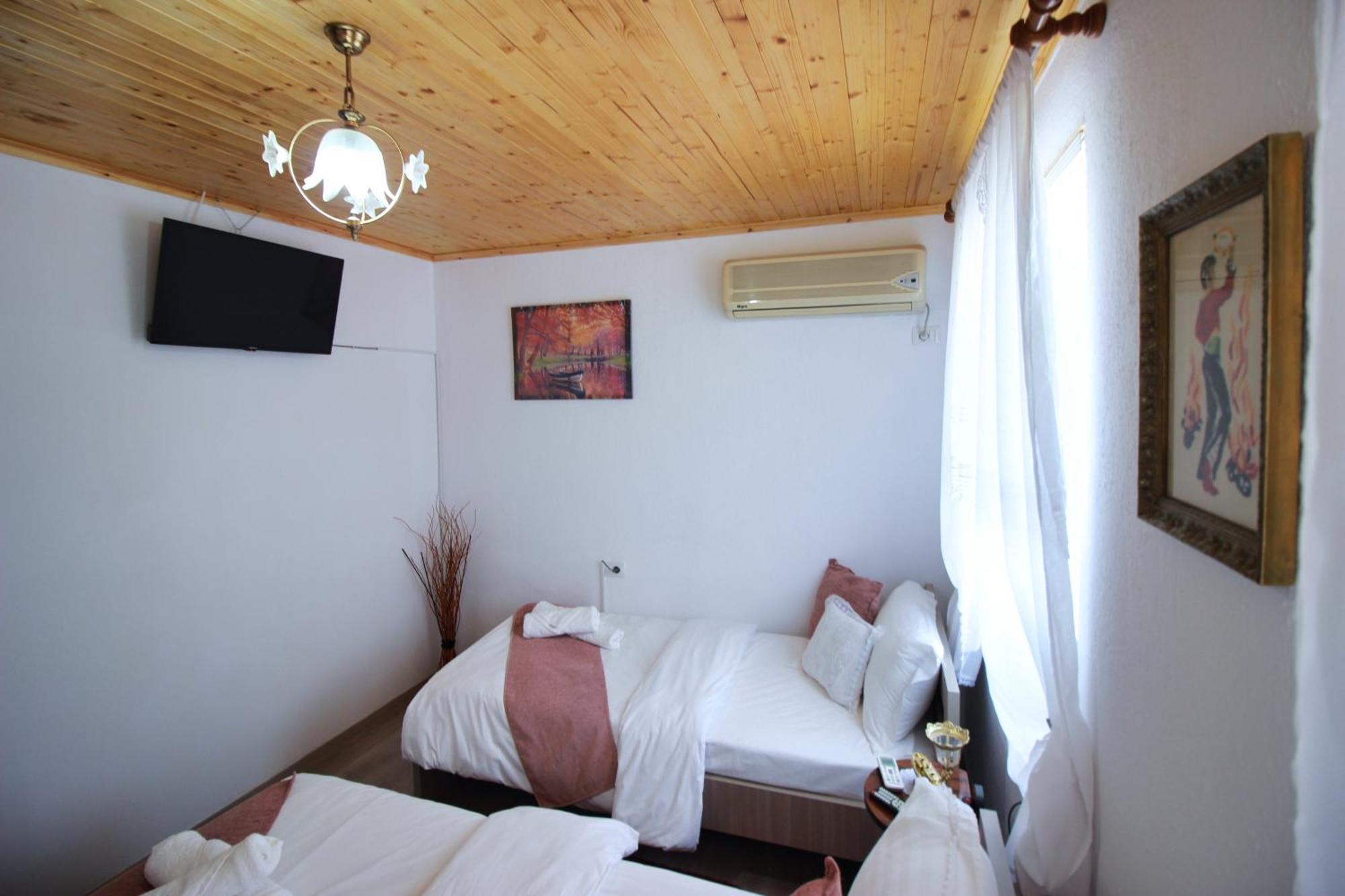 Guest House Denis Gjirokaster Ngoại thất bức ảnh